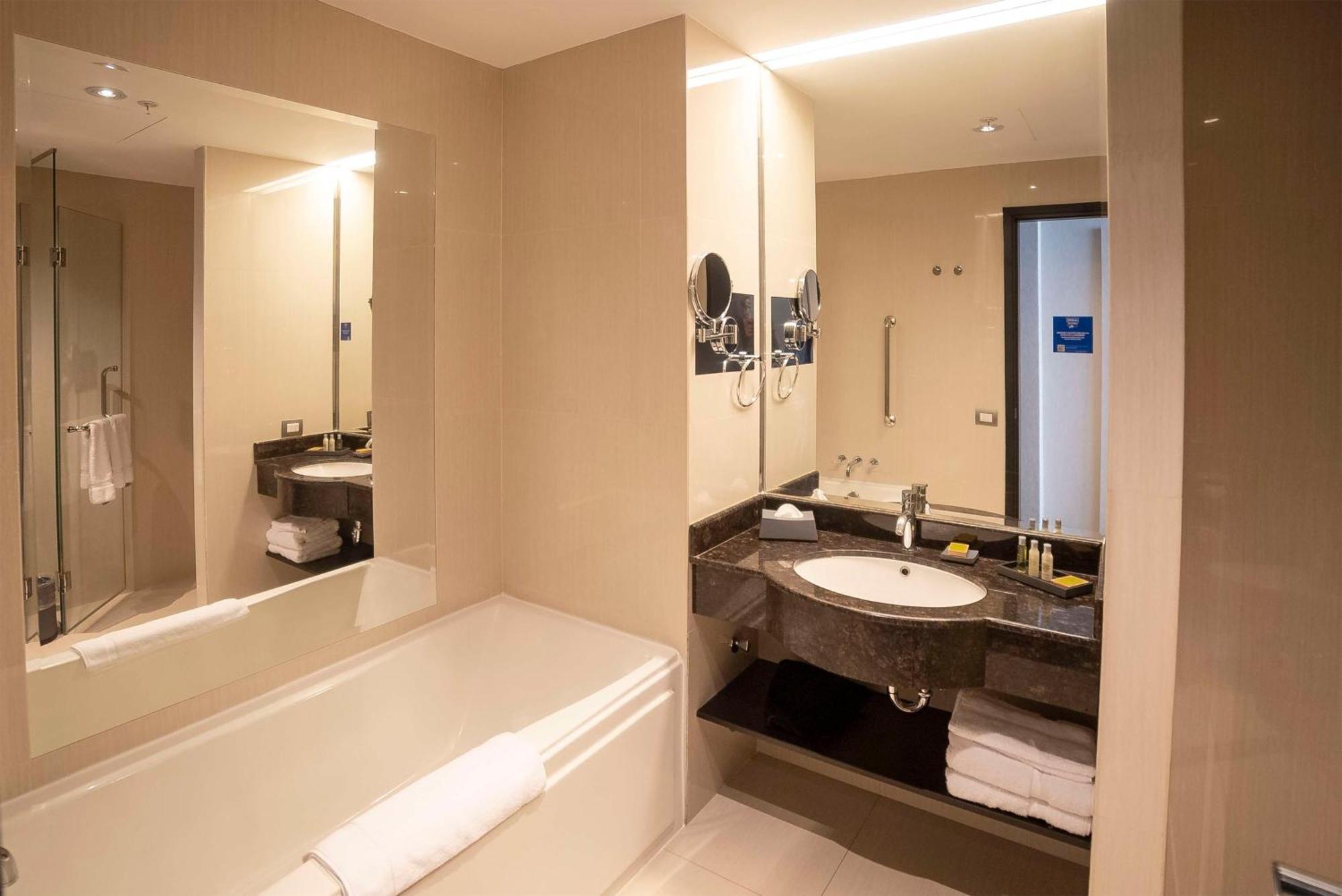 Doubletree By Hilton Trujillo Hotel Encalada Eksteriør billede